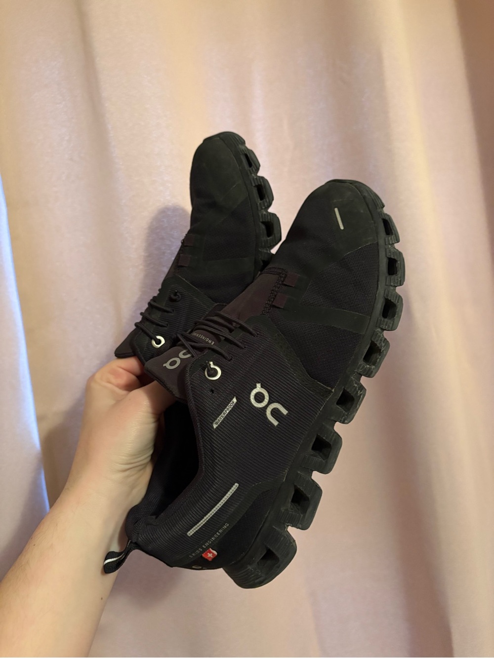 On Running Cloud Women’s Waterproof Shoes — Black 8.5